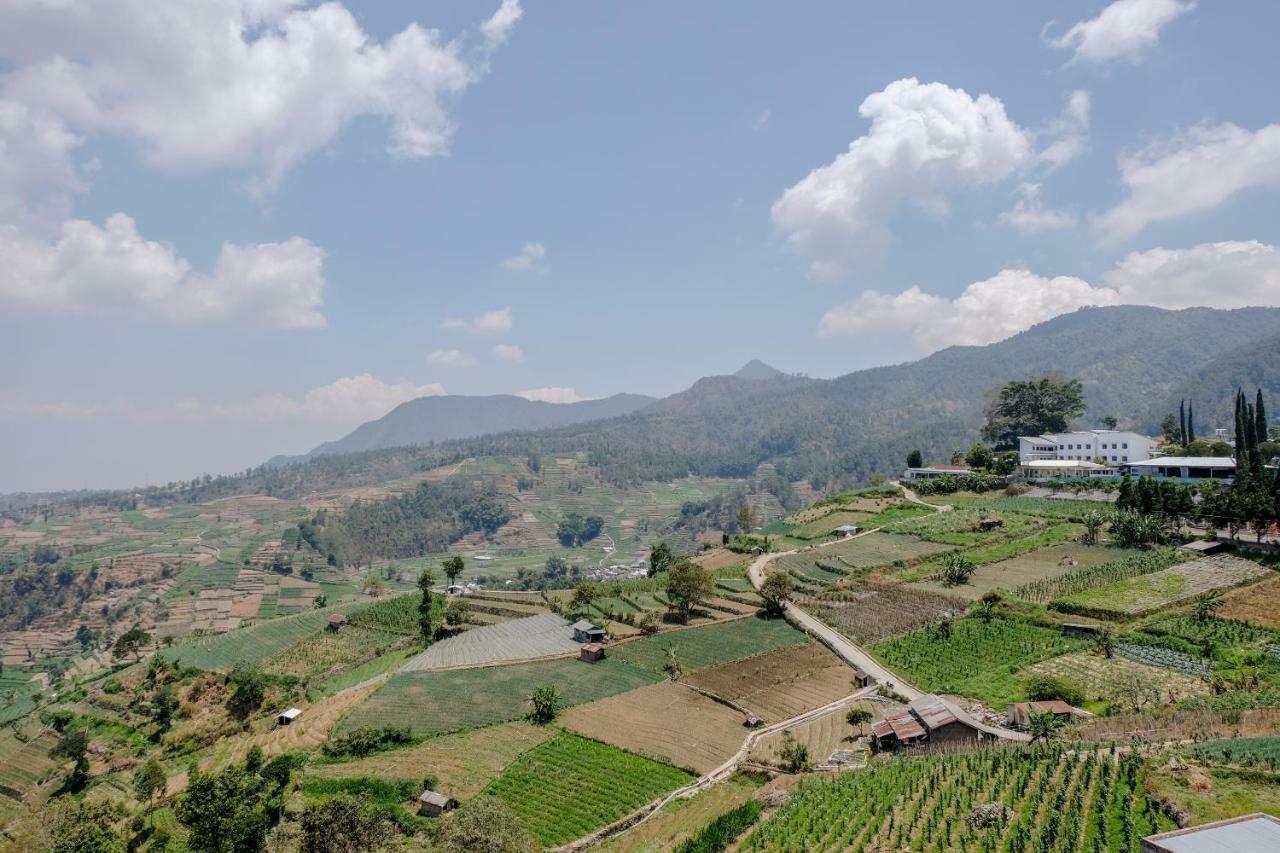 Oyo 1351 Tanggulasi Resto & Residence Syariah Magetan Exteriör bild